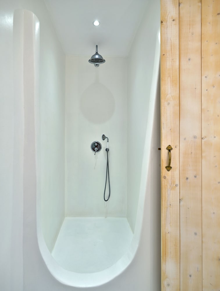 Premium Quadruple Room, Courtyard View - Photo 11