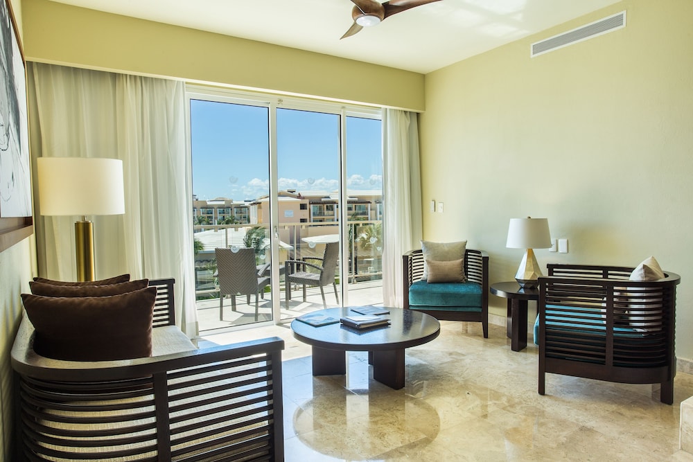 Preferred Club Governor Suite
