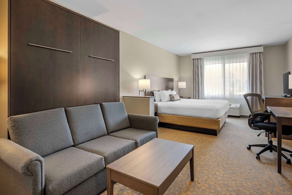 Suite, 1 King Bed, Non Smoking, Refrigerator & Microwave - Photo 2