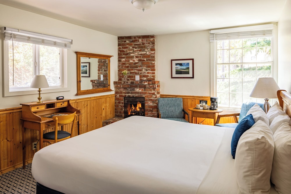 Classic Room, 1 King Bed, Fireplace photo 2