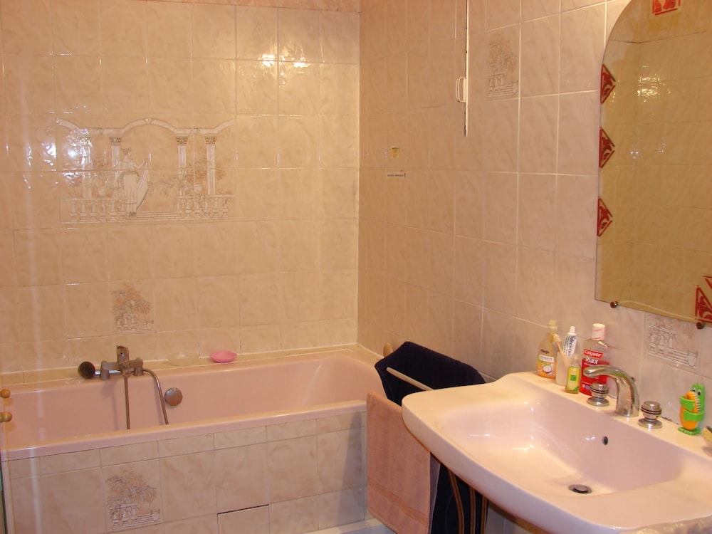 Classic Twin Room, Shared Bathroom, City View (LA CHAMBRE VERTE)