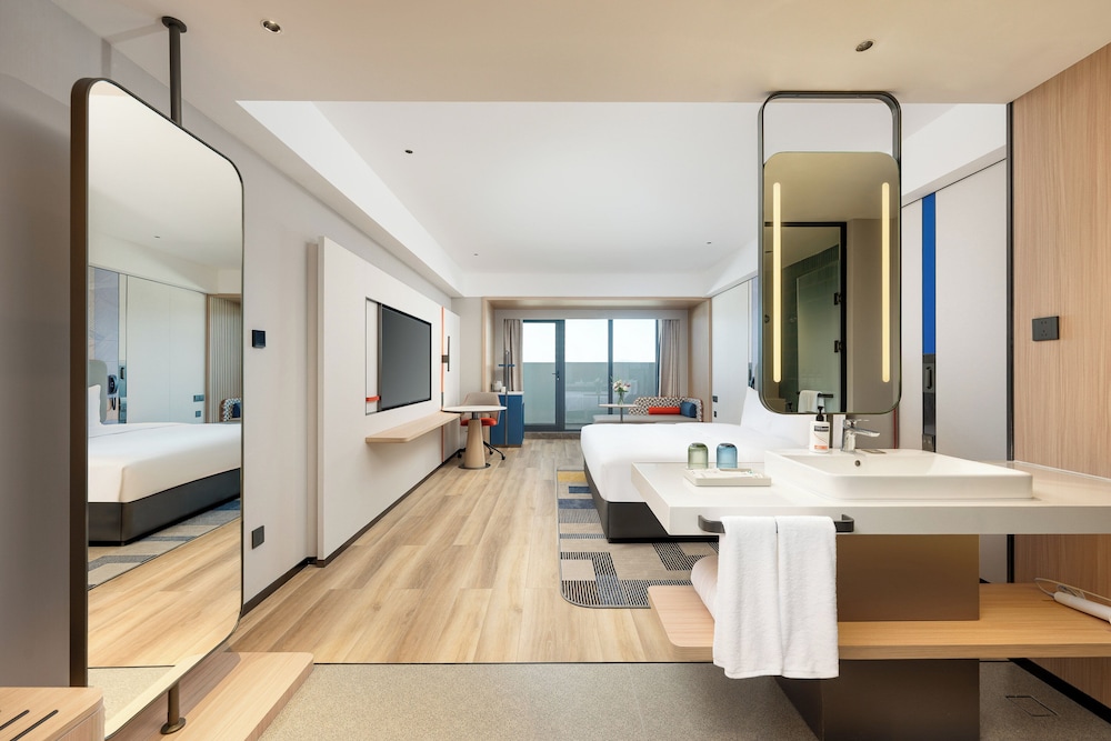 1 King Standard Extra Floor Space photo 1