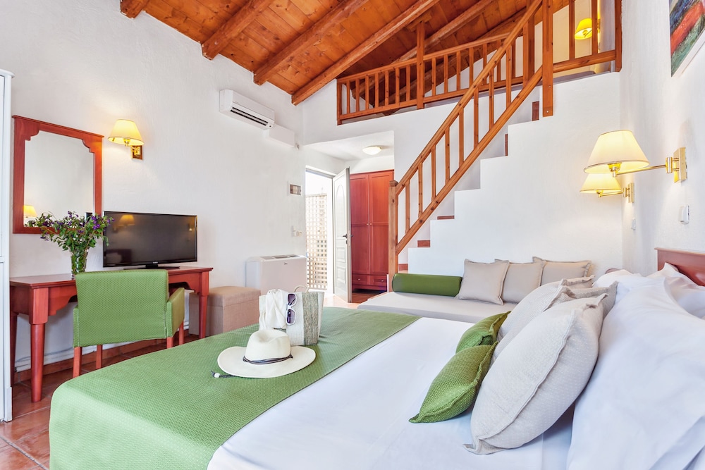 Superior Quadruple Room, Garden View (C)