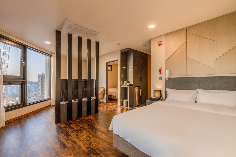 Premium Family Suite - Photo 1