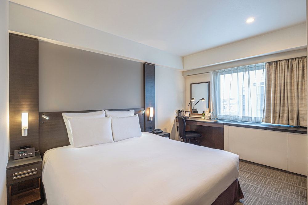 Standard Room, 1 Queen Bed, Smoking, Business Lounge Access