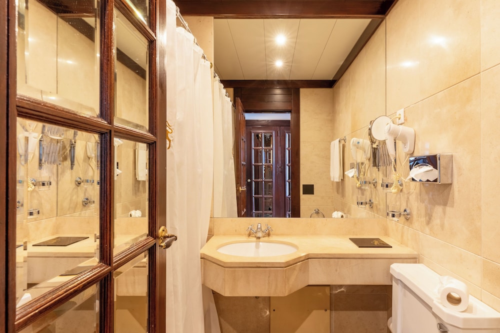 Premium Twin Room - Photo 4
