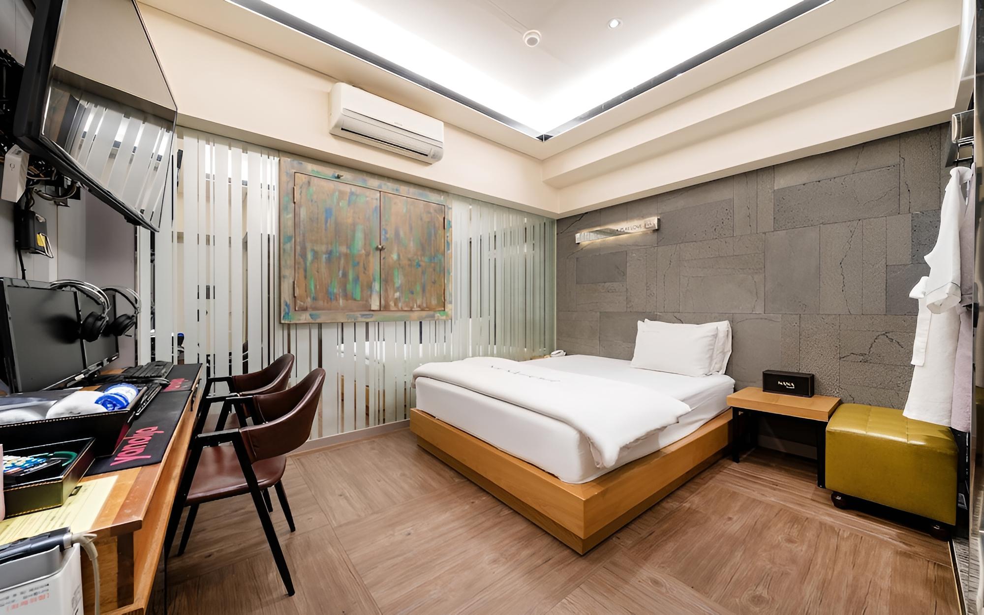 Room (2PC Gaming B (Netflix available (pers) photo 1