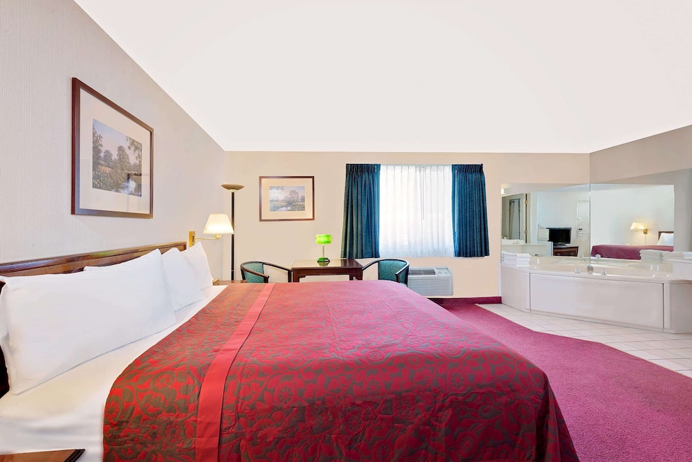 Suite, 1 King Bed, Non Smoking - Photo 1