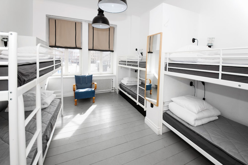Shared Dormitory, Women only