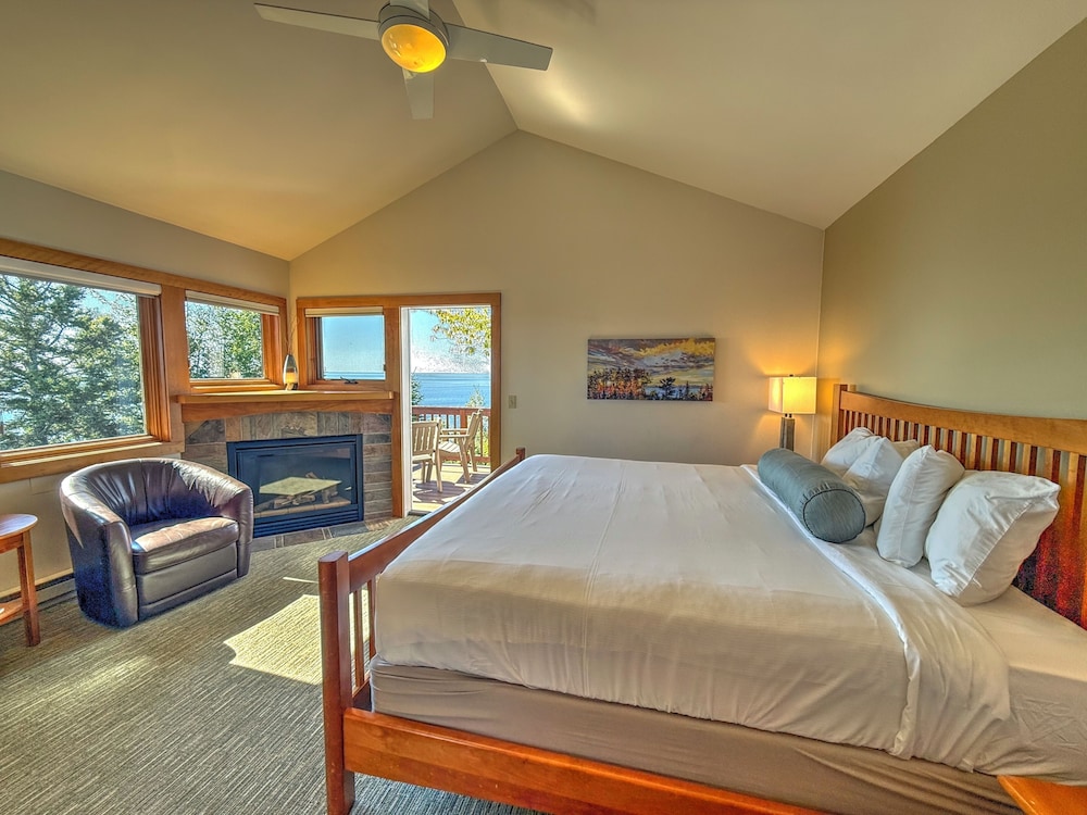 Condo (Lakefront 3 Bedroom Condo w/ loft) photo 1