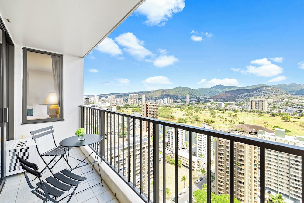 High Floor Mountain View Condo with 2 Beds and Parking: Condo, 1 Bedroom, Mountain View (0148) photo