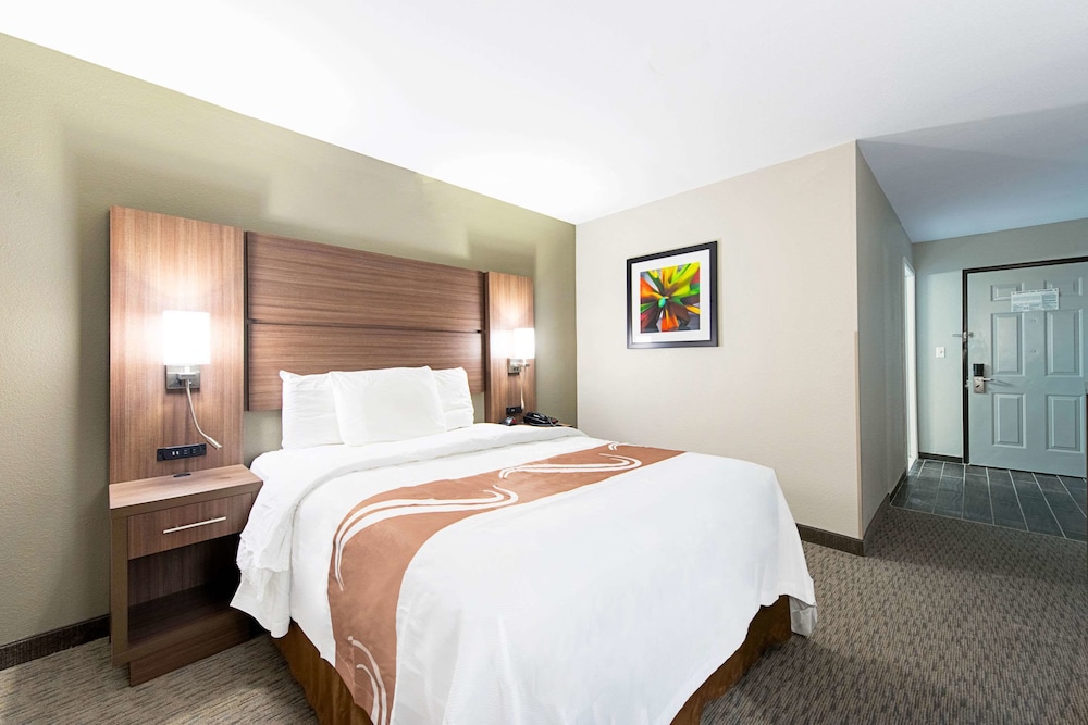 Room, 1 Queen Bed, Accessible, Non Smoking (Roll-In Shower) - Photo 1