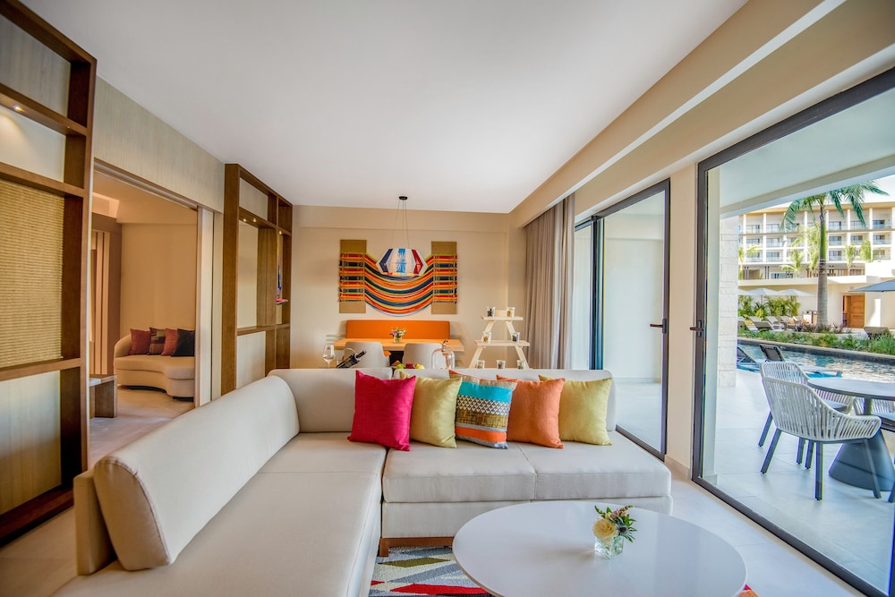 Club One Bedroom Master Swim Up Suite