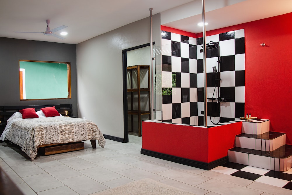 Superior Studio Suite, 1 King Bed (Chiquita)