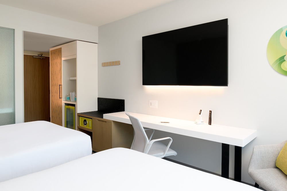 Space Needle View , 2 Queen Beds, ADA Mobility & Hearing w/ Roll-in Shower