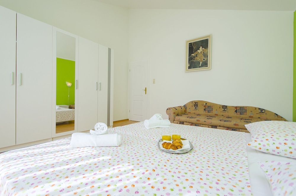 Apartment (Ljuba - nice garden - A2(4+1) Plavi)