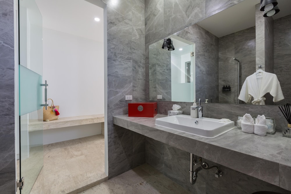 1 Bedroom Pool Suite - Photo 15