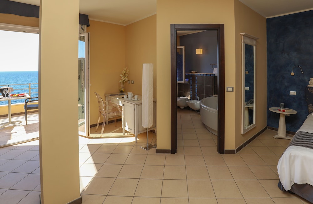 Junior Suite, Jetted Tub, Sea View - Photo 4