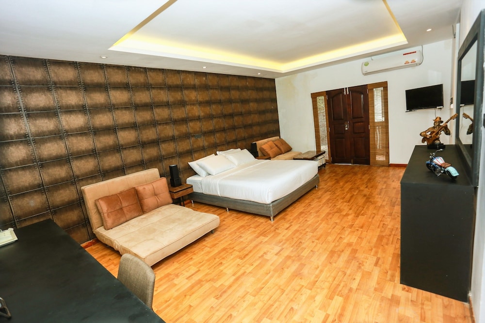 Junior Suite, 1 King Bed, Balcony, City View