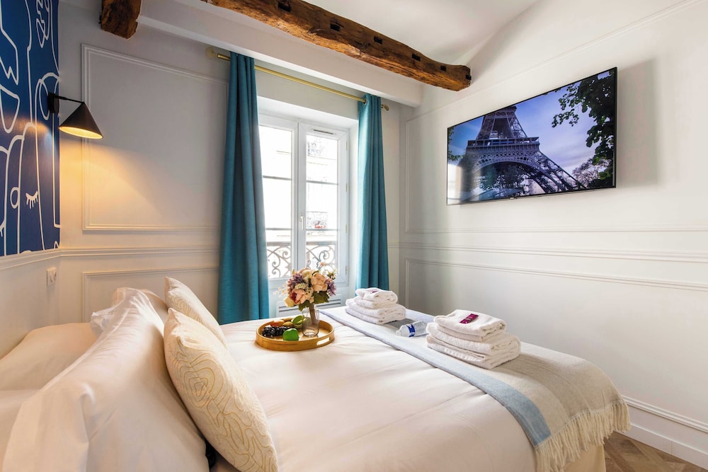 Double Room (12)