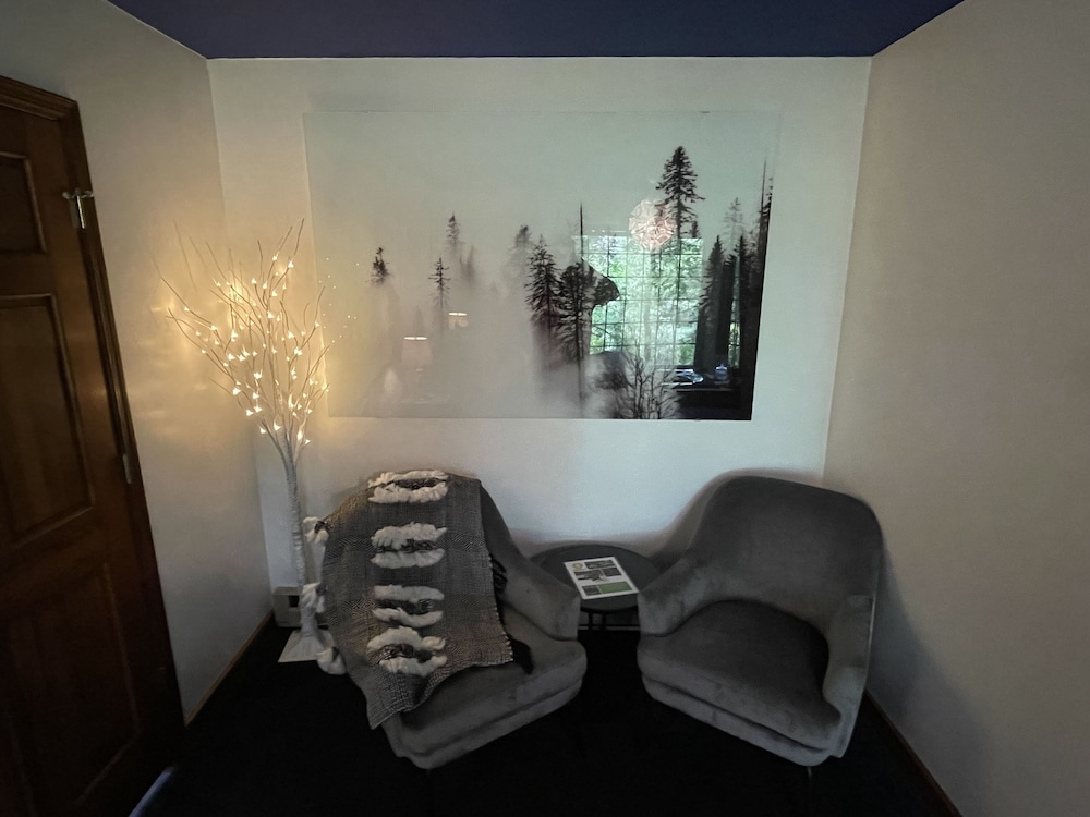 Design Studio Suite, 1 King Bed, Jetted Tub, Ground Floor photo 2