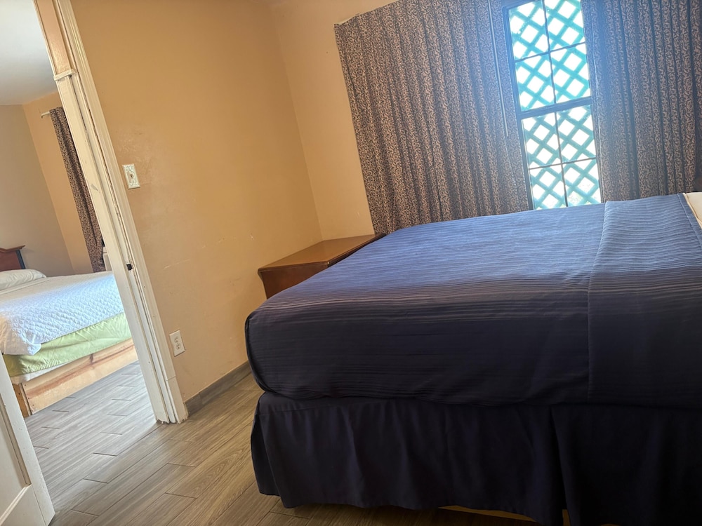 Queen Bed & 2 Full Beds Kitchenette Smoking