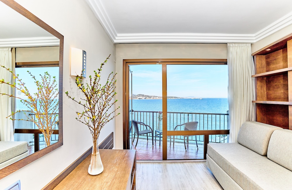 Superior Triple Room, Partial Sea View