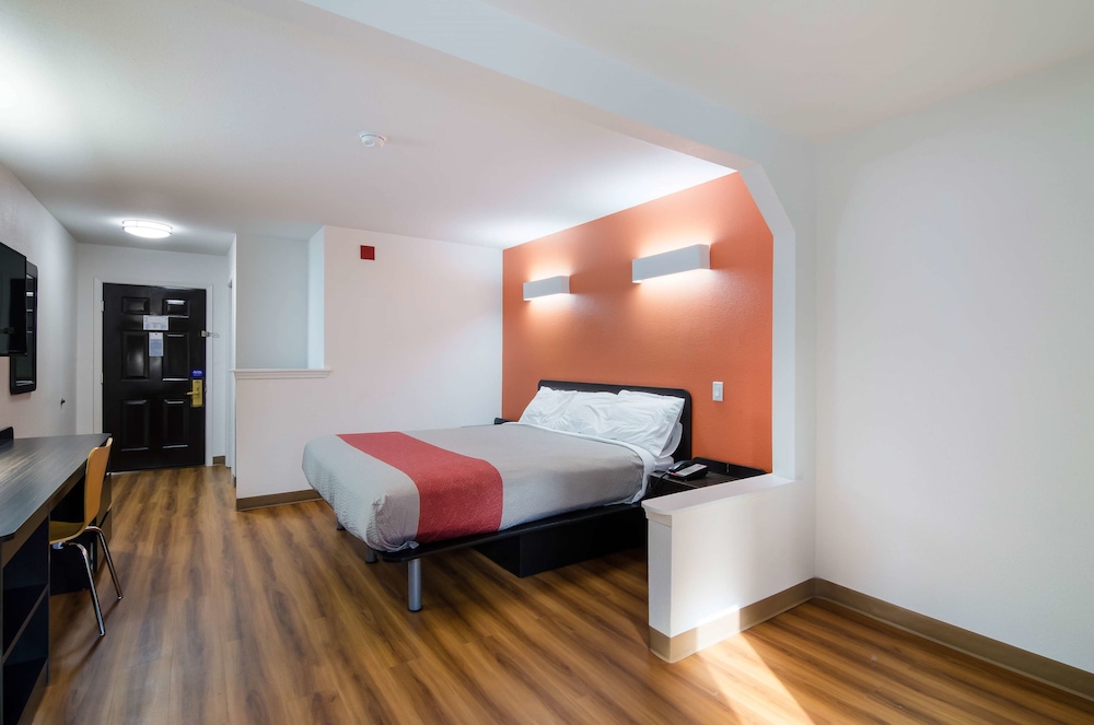Deluxe Suite, 1 King Bed, Non Smoking, Hot Tub photo 2