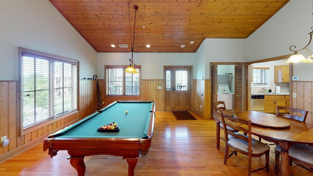 Unit 313 - Cozy King Bedroom Mountain Getaway (Ground Floor)