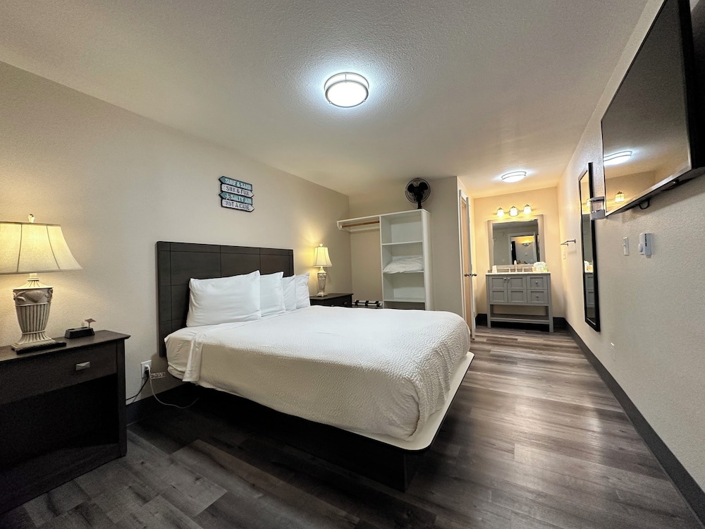1st Mate's Quarter - One Bedroom Suite (No Pets)