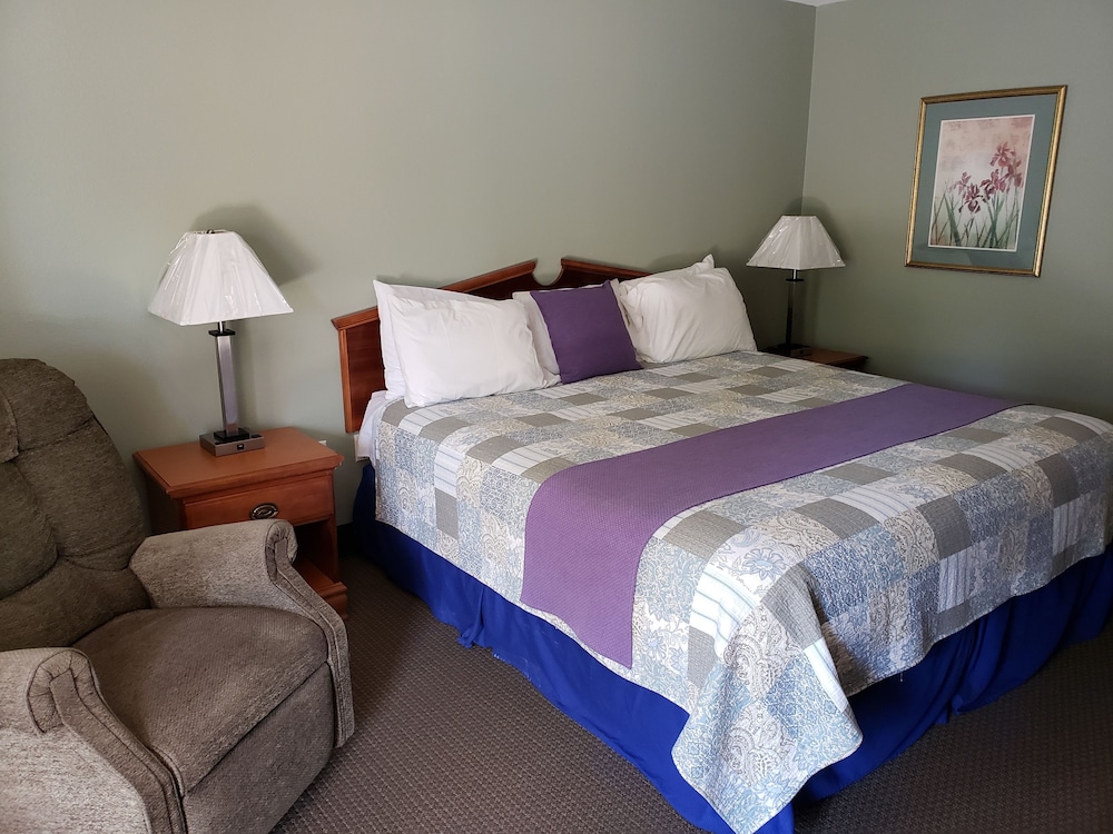 Standard Room, 1 King Bed, Accessible photo 3