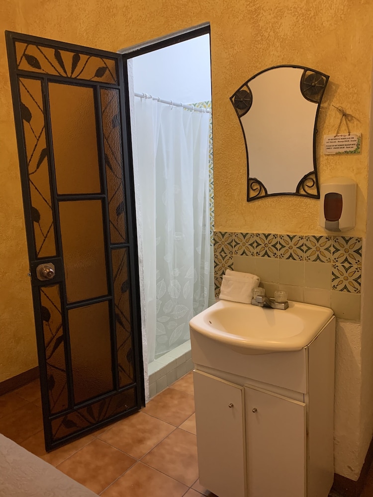 Basic Triple Room - Photo 9