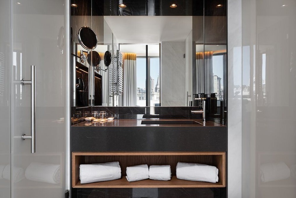 Deluxe Double Room (View and Balcony) - Photo 2