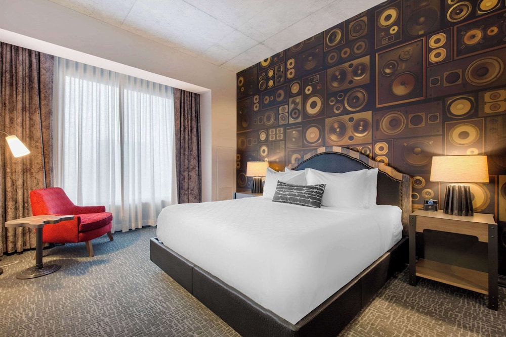 Standard Room, 1 King Bed, Non Smoking (Accessible Tub) photo 2