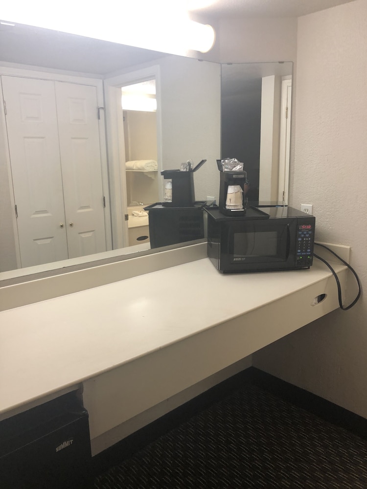 Executive Room, 2 Queen Beds, Non Smoking, Pool View - Photo 6