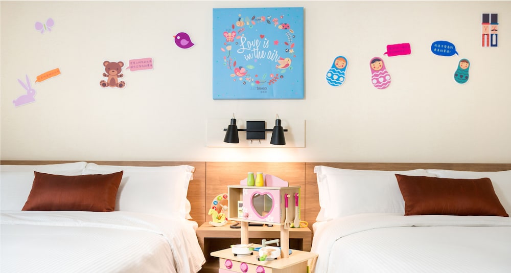 Signature Quadruple Room photo 3