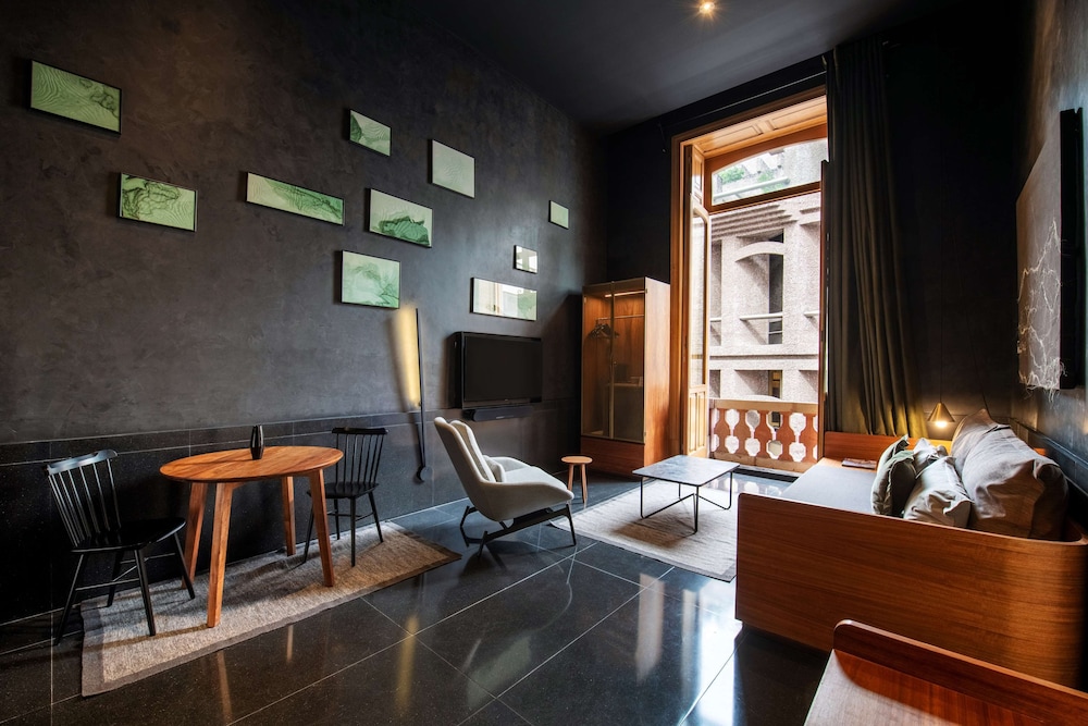 Suite, 1 Bedroom, Balcony - Photo 2