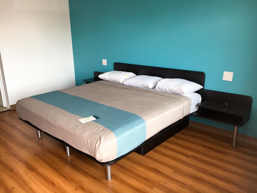 Standard Room, 1 King Bed, Non Smoking - Photo 1