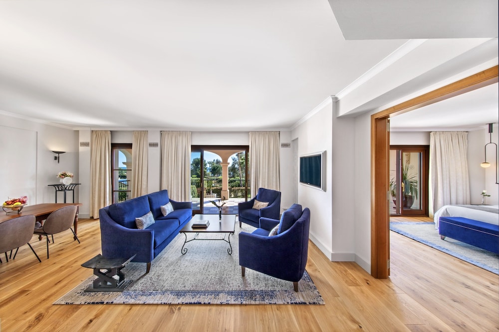St. Regis 1 Bedroom Residence Suite, 1 King Bed thumbnail 5