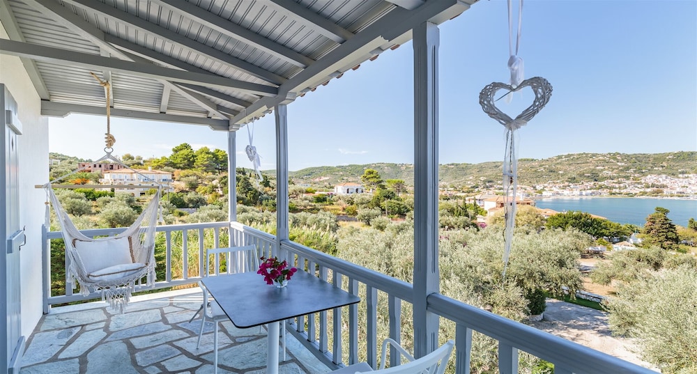 Deluxe Studio Suite, 1 Bedroom, Balcony, Sea Facing photo 2