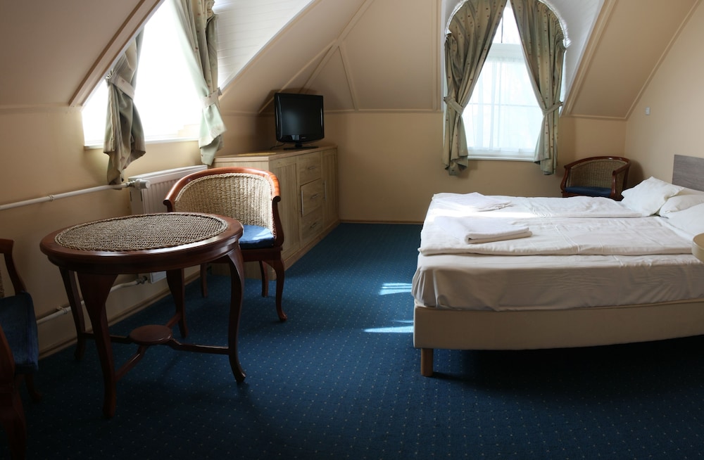 Economy Suite, 1 King Bed, City View photo 1