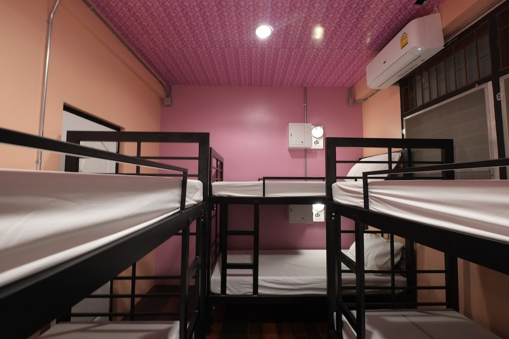 6-Bed Mixed Dormitory with Shared Bathroom photo 1