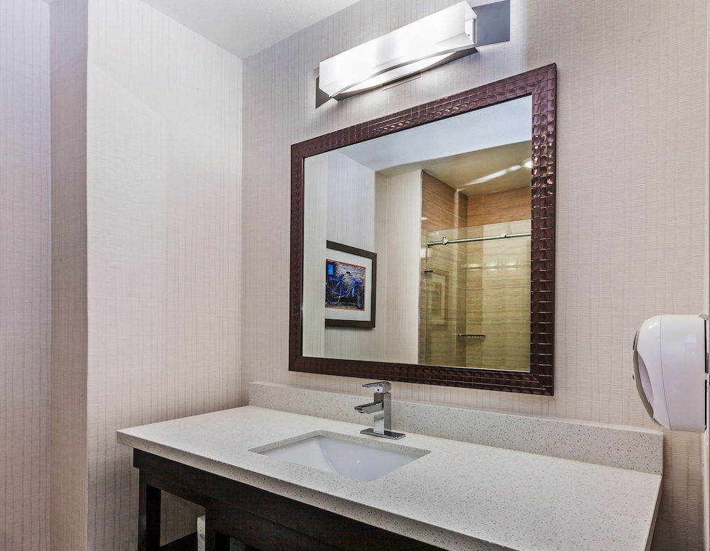 Standard Room, 1 King Bed, Accessible (Communication, Accessible Tub) - Photo 3