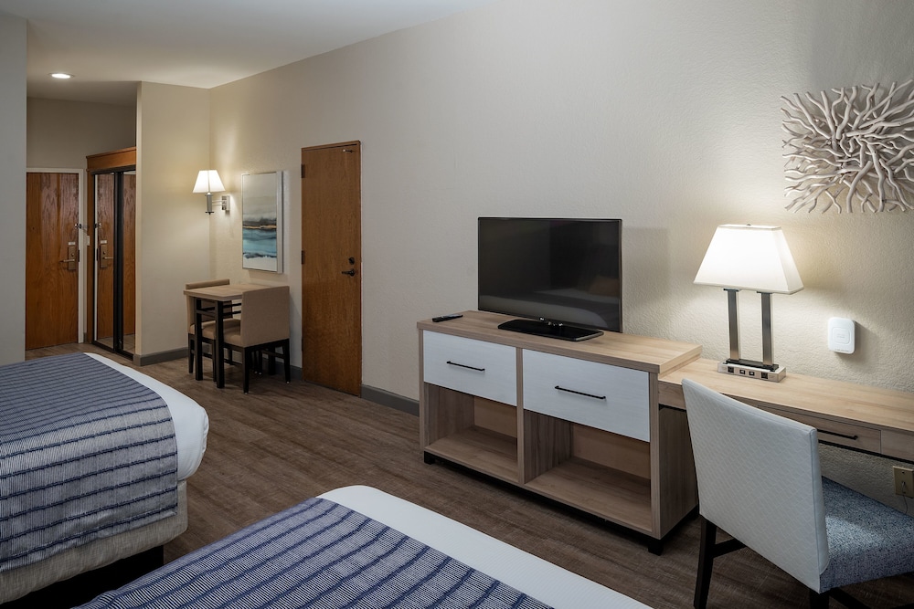 Standard Room, 2 Queen Beds, Marina View, Ground Floor - Photo 2