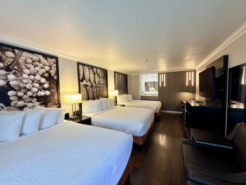 Standard Room, Multiple Beds photo 1