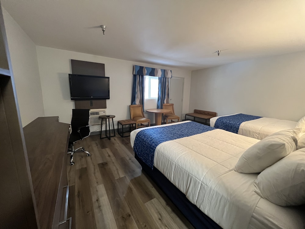 Standard Room, 2 Queen Beds, Balcony, Mountain View photo 1