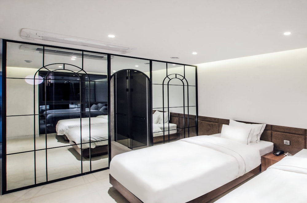 Deluxe Twin Room - Photo 2