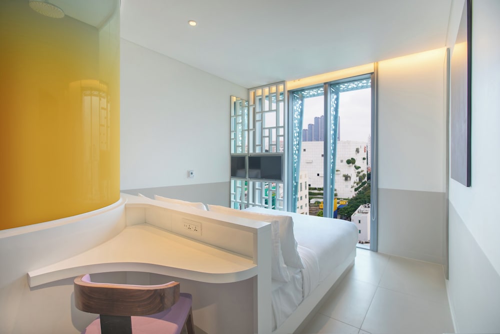 Room, 1 Queen Bed, City View - Photo 5