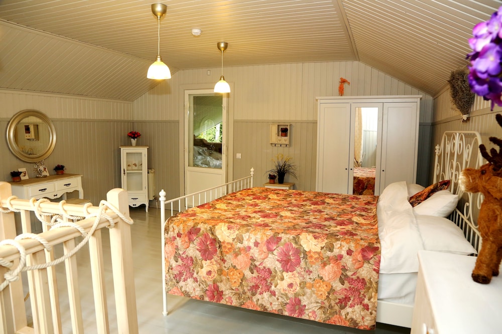 Honeymoon Room photo 1