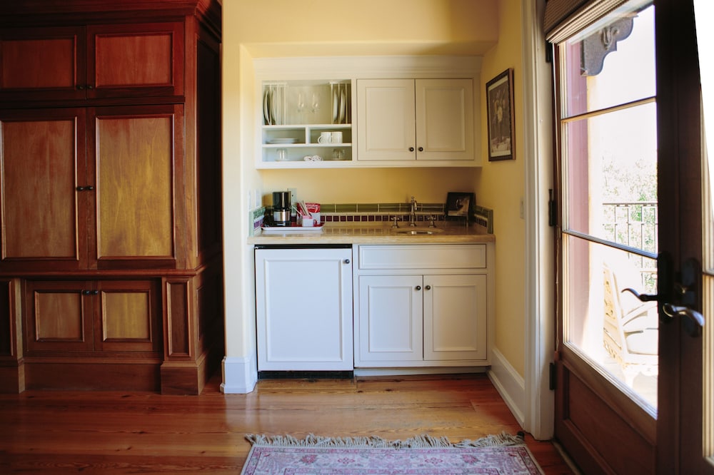 Viognier Suite, 1 King Bed, Vineyard View photo 2